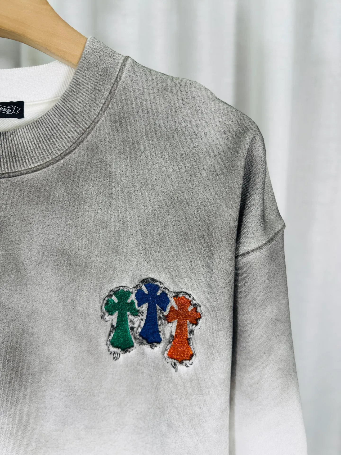 P270 top version, real shot without P, ​​different from market currency) 𝗖𝗵𝗿𝗼𝗺𝗲 𝗛𝗲𝗮𝗿𝘁𝘀/Cro Heart 2025 washed patch embroidery autumn and winter new original single counter American laser burnt 3D three-dimensional color embroidered couple casual sweatshirt 👑The highest version! Customized fabric 430g tripe terry fabric! American acid-washed and distressed original fabric laser burnt ✟appliqué embroidery and exquisite embroidery of letters! The best-selling model in the counter, very comfortable to wear. Accessories: original molded and authenticated collar label➕100% silk wash label. Genuine purchase-grade original hangtag➕matching hanging rope➕3D hanging beads➕original packaging bag. Craftsmanship: The original version has consistent wiring! The highest version of the armhole matching technique! Color: White Black Size: S M L XL Style No.: 9324